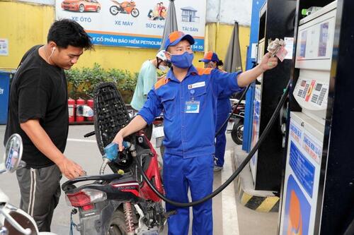 Xăng dầu tăng giá trước thềm năm mới Bính Ngọ 2026