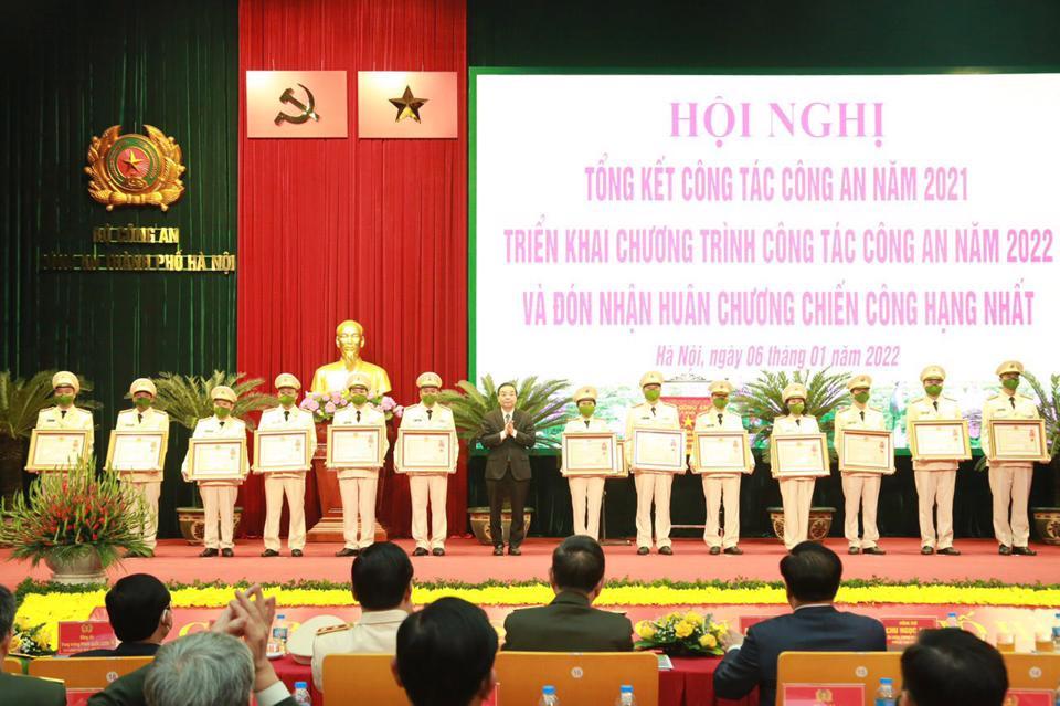 Chủ tịch UBND TP Hà Nội Chu Ngọc Anh trao Cờ thi đua của thành phố cho các đơn vị có thành tích xuất sắc.