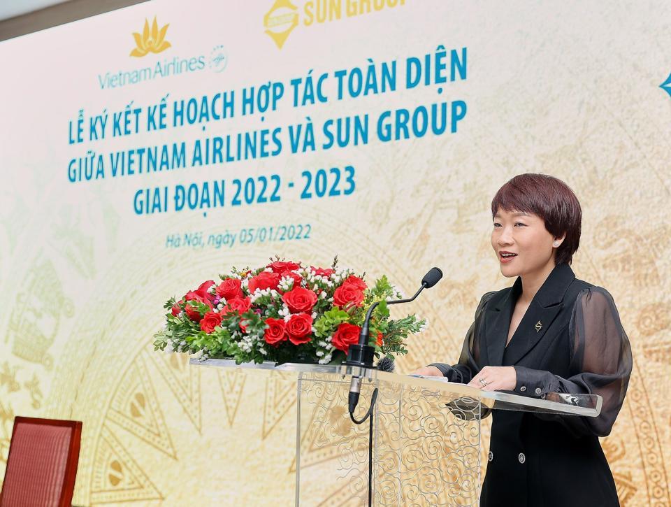 Bà Mai Thúy Hằng - Phó Tổng giám đốc Sun Group, phát biểu tại lễ ký kết