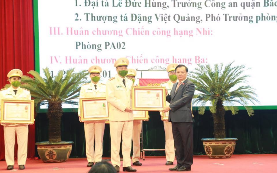 Bí thư Thành ủy Hà Nội Đinh Tiến Dũng trao Huân chương cho các cá nhân và tập thể có thành tích xuất sắc.