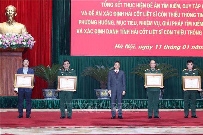 Phó Thủ tướng Vũ Đức Đam trao Bằng khen của Thủ tướng Chính phủ cho các tập thể, cá nhân