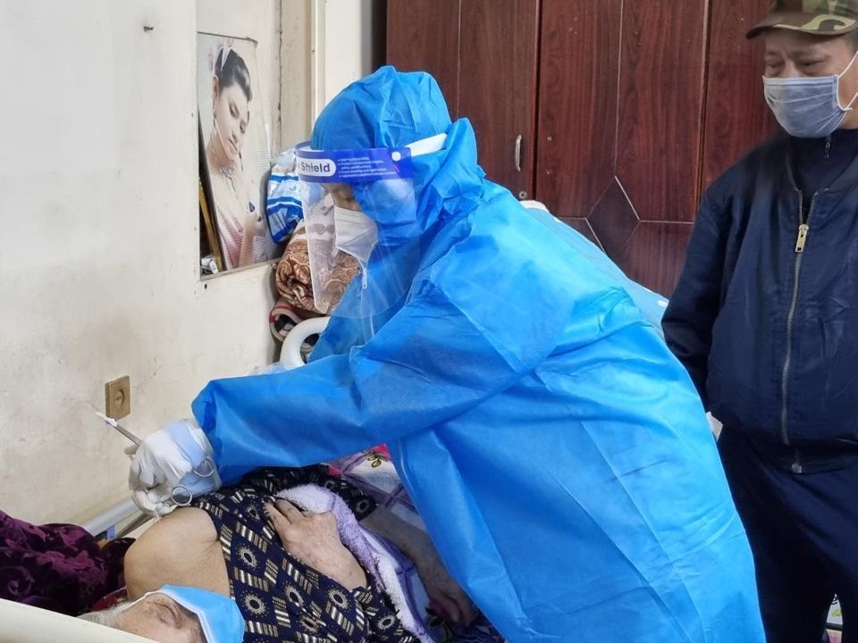 Cán bộ y tế phường Tân Mai đến tiêm vaccine tận nhà cho người dân.