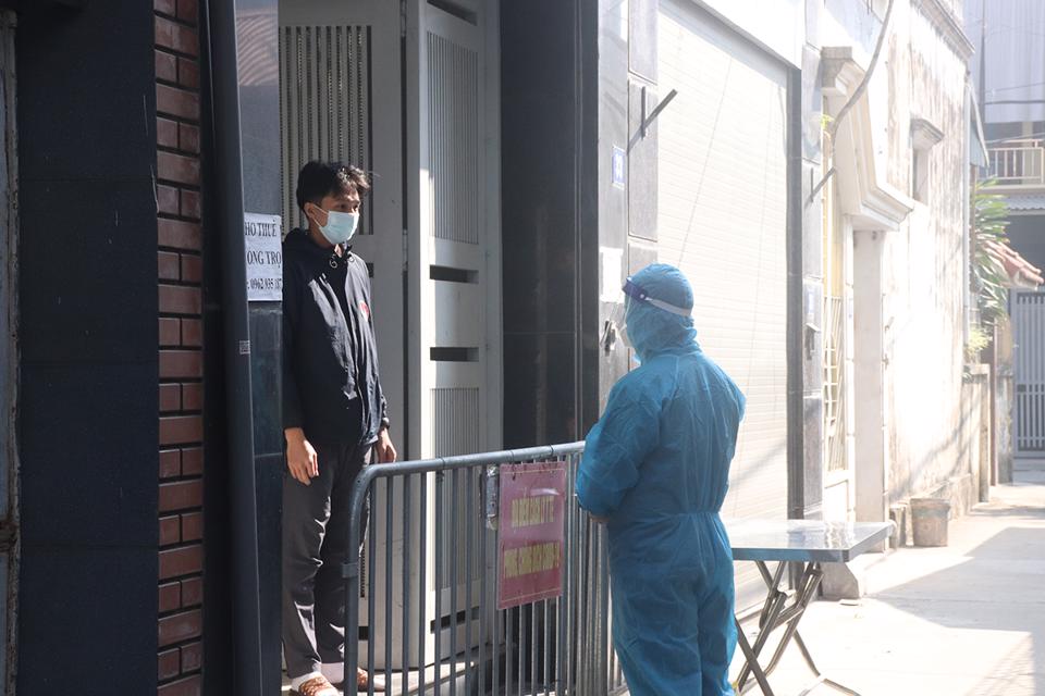 Nhân viên y tế quận Bắc Từ Liêm tiếp nhận thông tin dịch tễ từ bệnh nhân F0 điều trị tại nhà. Ảnh: Trần Thảo