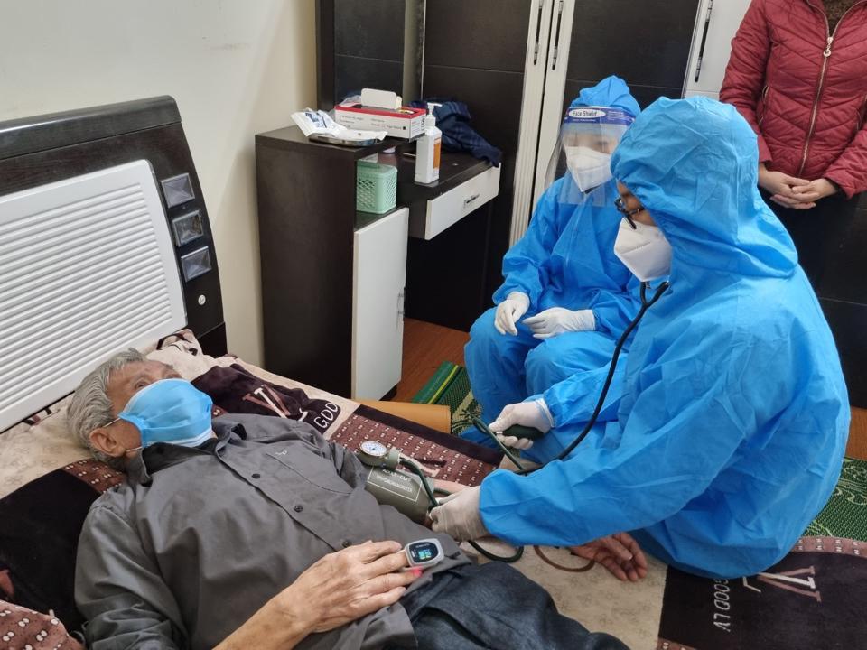 Khám sàng lọc trước khi tiêm vaccine Covid-19 cho người cao tuổi, có bệnh nền tại phường Vĩnh Hưng.