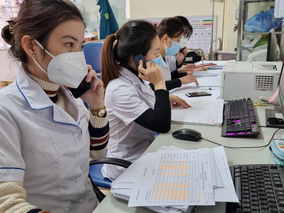 Cán bộ y tế và sinh viên tình nguyện ngành y tư vấn qua điện thoại cho các trường hợp F0 tại phường Tân Mai.