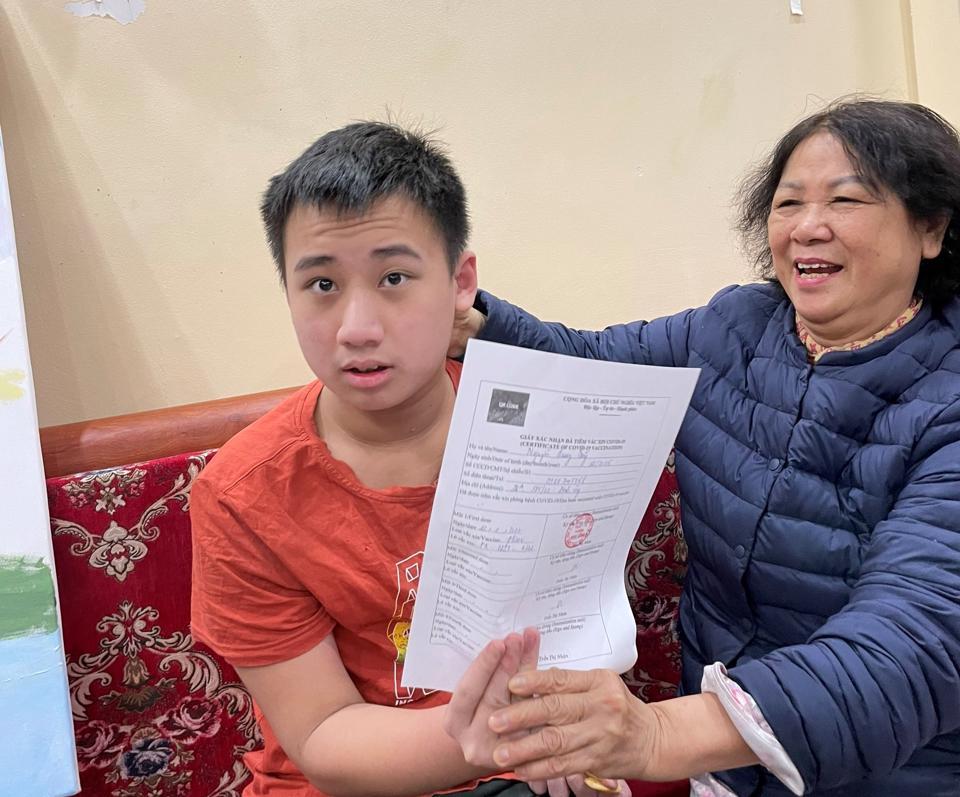 Người dân phấn khởi được cán bộ y tế phường Định Công đến tận nhà tiêm vaccine.