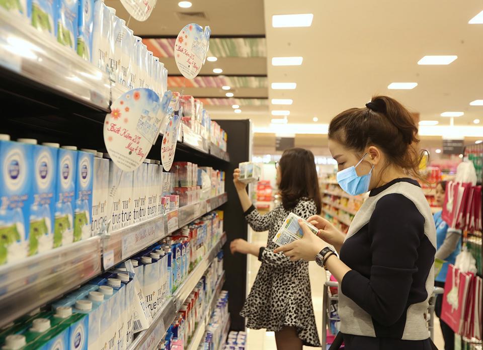 Người tiêu dùng chọn mua sữa uống tại một siêu thị ở Hà Nội. Ảnh: Phạm Hùng