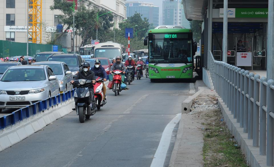 Các phương tiện lấn vào làn BRT trên đường Giảng Võ, quận Ba Đình. Ảnh: Phạm Hùng
