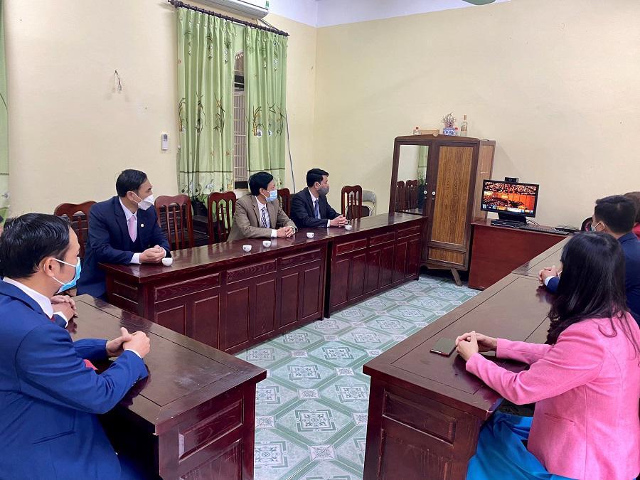 Các đại biểu dự Hội nghị trực tuyến tại điểm cầu xã Hồng Dương, huyện Thanh Oai