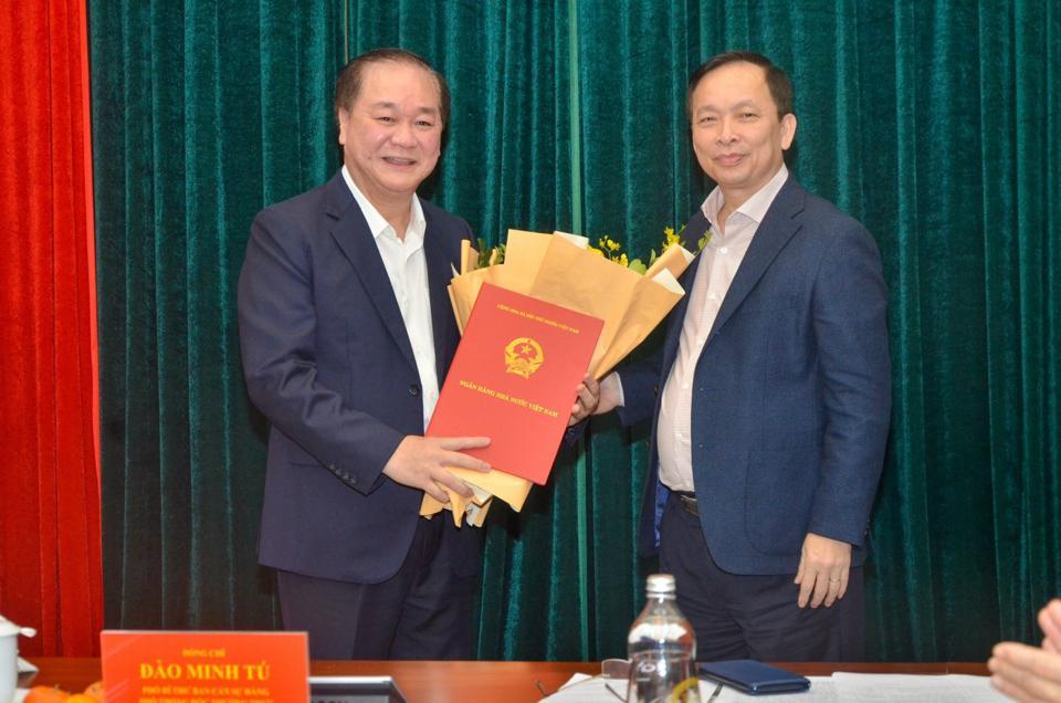 Phó Thống đốc Thường trực NHNN Đào Minh Tú trao quyết định và chúc mừng ông Trịnh Quang Khải.