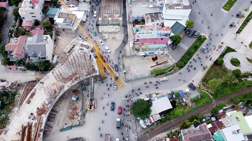 Dự án nút giao Ngọc Hội được thực hiện theo hình thức hợp đồng xây dựng chuyển giao (BT). Dự án có tổng mức đầu tư hơn 1.350 tỷ đồng, trong đó giá trị dự án BT theo hợp đồng là hơn 1.250 tỷ đồng. Dự án do Công ty CP Tập đoàn Phúc Sơn làm chủ đầu tư.