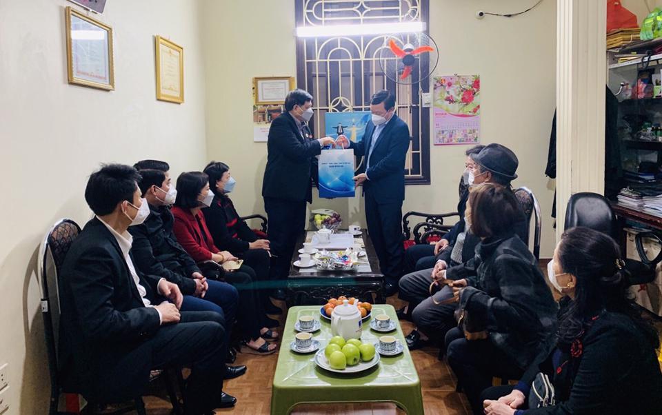 Lãnh đạo quận Đống Đa thăm hỏi, tặng quà đối tượng chính sách tại phường Quốc Tử Giám.