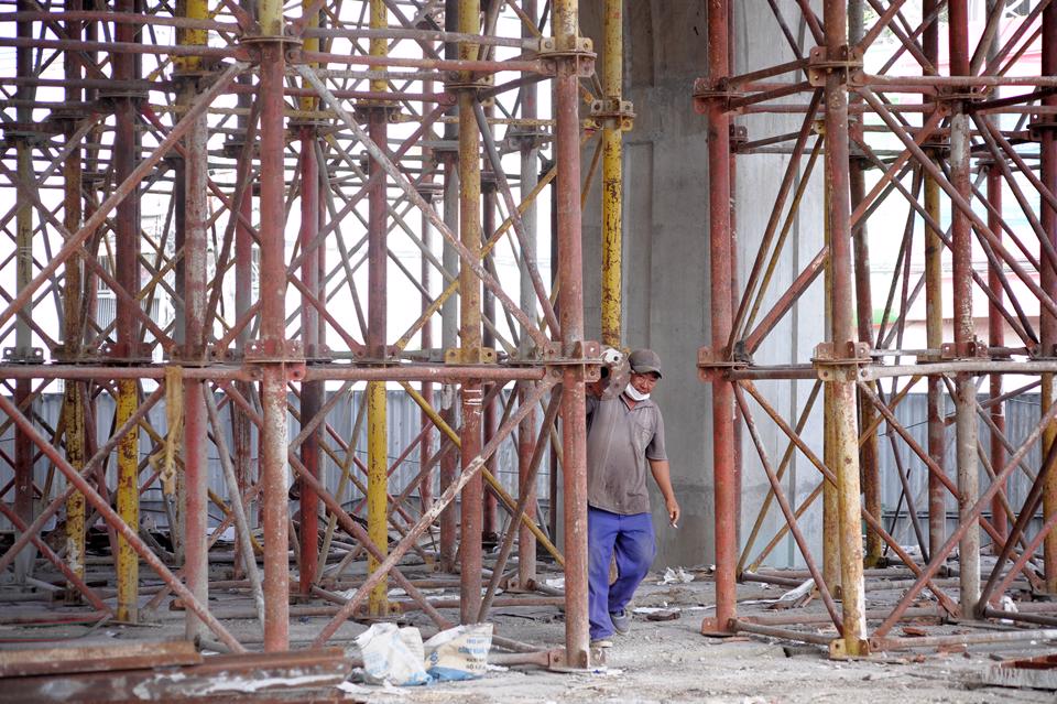 Ông Dương Thanh Tuấn (43 tuổi) - một công nhân tại dự án cho biết, suốt giai đoạn dịch bệnh ông và các công nhân khác không về nhà đã để bảo tiến độ dự án và phòng chống dịch bệnh.