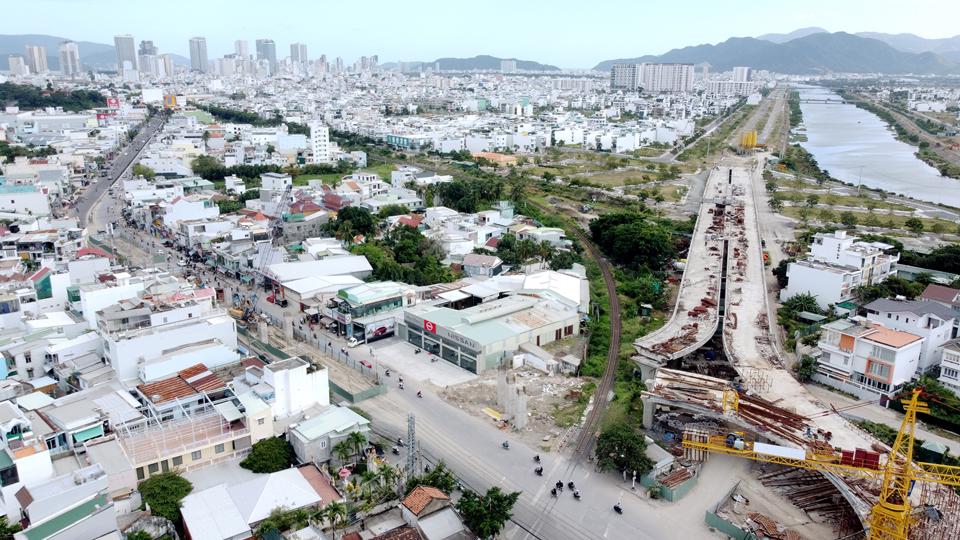 Dự án gồm 4 hướng tuyến chính. Trong ảnh, hướng tuyến kết nối với trung tâm TP Nha Trang (bên trái) và hướng tuyến kết nối với đường vành đai 2 (bên phải) đi qua các khu đô thị lớn tại phía Tây Nha Trang.