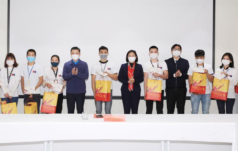 Phó Bí thư Thường trực Thành ủy Nguyễn Thị Tuyến tặng quà các công nhân tại Công ty TNHH Thời trang Star (huyện Chương Mỹ).