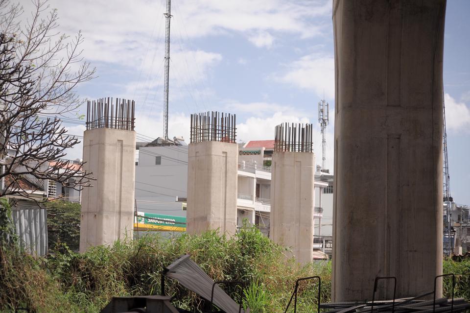 Hiện công tác đền bù, giải tỏa trong phạm vi thi công vòng xuyến đặc biệt còn 3 lô vẫn gặp nhiều khó khăn nên dự án chưa thể triển khai toàn diện.