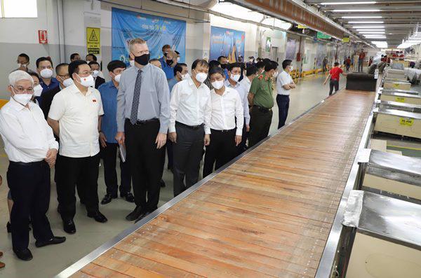 Chủ tịch Quốc hội Vương Đình huệ cùng lãnh đạo các bộ ban ngành trung ương, tỉnh Bình Dương thăm dây chuyền sản xuất gỗ Công ty Wanek (KCN VSIP 2)