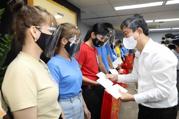 Ông Võ Văn Minh, Chủ tịch UBND tỉnh Bình Dương tặng quà và chúc tết người lao động