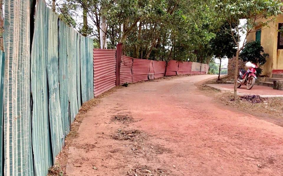 Hàng rào bằng tôn được dựng quây kín ven hồ Ban Tiện tại xã Minh Phú (huyện Sóc Sơn). Ảnh: Lâm Nguyễn.