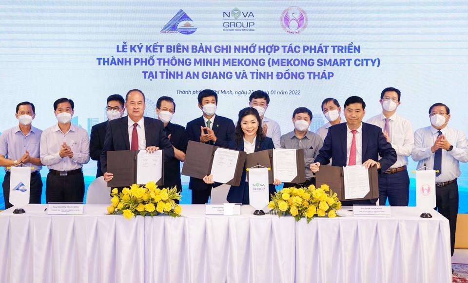 Chủ tịch UBND tỉnh An Giang, Chủ tịch UBND tỉnh Đồng Tháp cùng bà Hoàng Thu Châu - Tổng Giám đốc NovaGroup tiến hành nghi thức ký kết