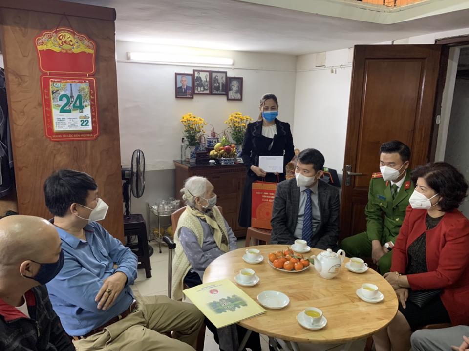 Phó Bí thư, Chủ tịch UBND quận Hoàn Kiếm Phạm Tuấn Long, đại diện các phòng, ban của quận, lãnh đạo phường Hàng Bạc thăm, chúc Tết gia đình Mẹ Việt Nam Anh hùng Lê Thị Trình