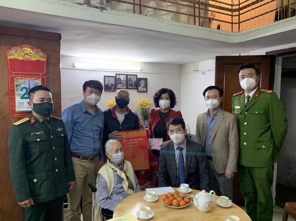Phó Bí thư, Chủ tịch UBND quận Hoàn Kiếm Phạm Tuấn Long, đại diện các phòng, ban của quận, lãnh đạo phường Hàng Bạc thăm, chúc Tết gia đình Mẹ Việt Nam Anh hùng Lê Thị Trình
