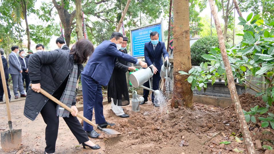 Lãnh đạo huyện Phúc Thọ tham gia trồng cây tại Di tích quốc gia đặc biệt đền Hát Môn. Ảnh: Tùng Nguyễn.