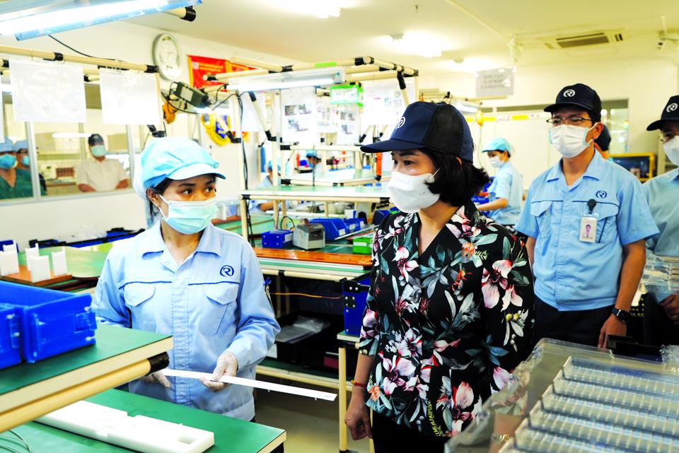 Phó Bí thư Thường trực Thành ủy Nguyễn Thị Tuyến kiểm tra hoạt động sản xuất tại Khu công nghiệp Nội Bài, Hà Nội. Ảnh: Phạm Hùng