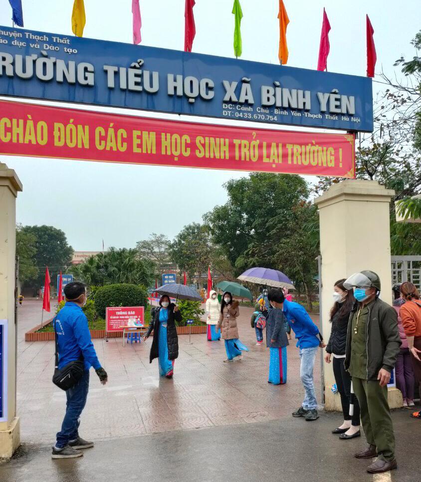 Công tác chuẩn bị đón học sinh tại trường Tiểu học Bình Yên (thị trấn Liên Quan, huyện Thạch Thất).