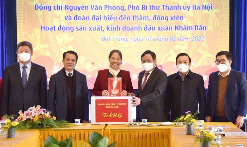 Phó Bí thư Thành ủy Nguyễn Văn Phong động viên, chúc Tết Hiệp hội Thủ công mỹ nghệ và làng nghề Hà Nội.