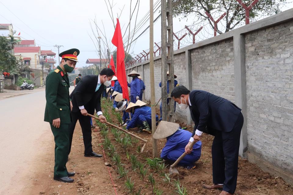 Trồng cây góp phần làm đẹp bộ mặt nông thôn...