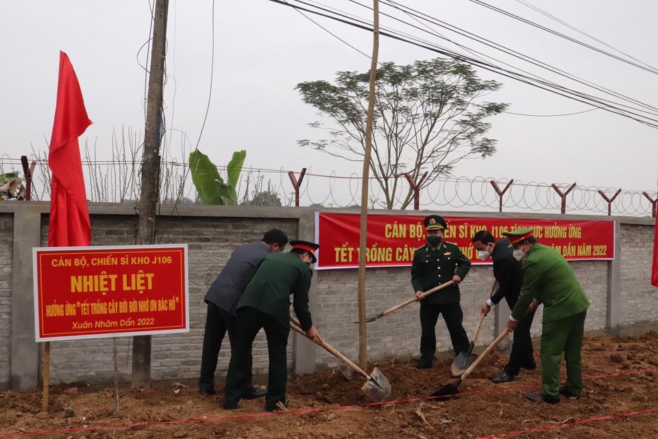 Quân với dân một lòng