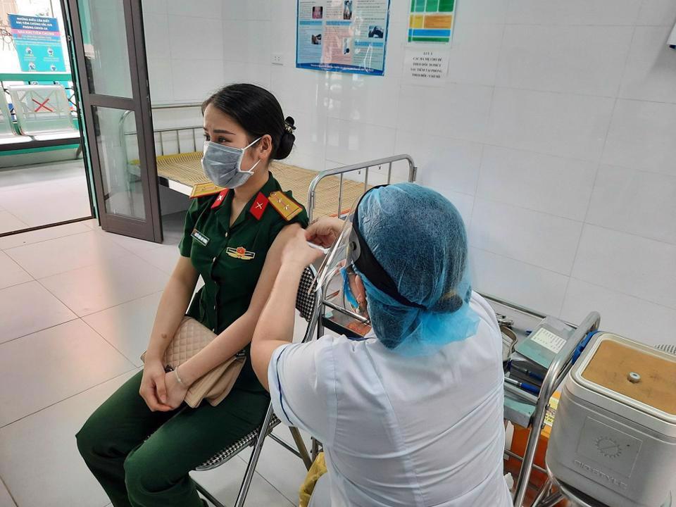 Tiêm vaccine phòng Covid-19 cho người dân trên địa bàn quận Cầu Giấy. Ảnh: Hoàng Quân