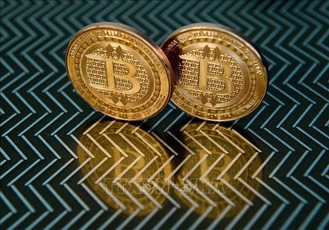 Biểu tượng đồng tiền kỹ thuật số bitcoin. (Ảnh: AFP/TTXVN).  