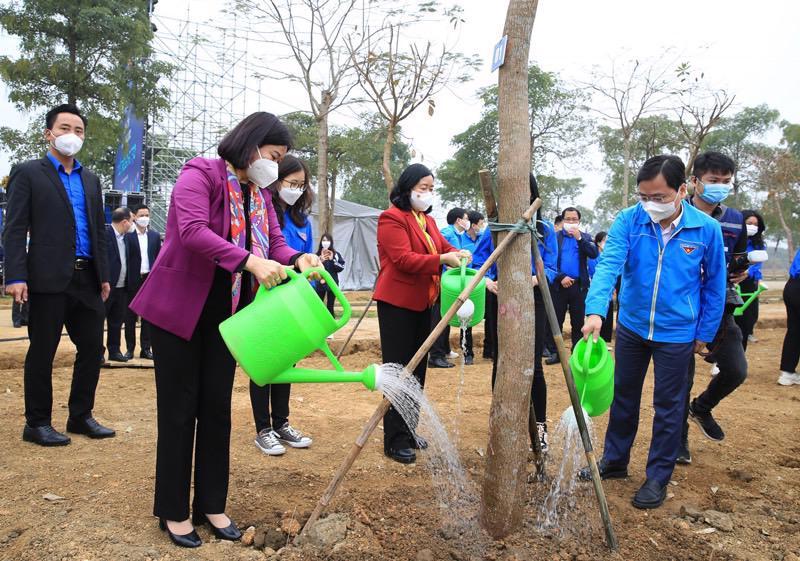 Các đồng chí lãnh đạo T.Ư, TP Hà Nội trồng cây tại khuôn viên Đại học Quốc gia Hà Nội