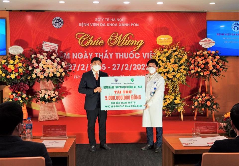 Ông Hồng Quang – Thành viên HĐQT, Chủ tịchCông đoàn đại diện Vietcombank (bên trái) trao tặng 5 tỷ đồng mua sắm trang thiết bị phục vụ công tác khámchữa bệnh cho Bệnh viện Đa khoa Xanh Pôn