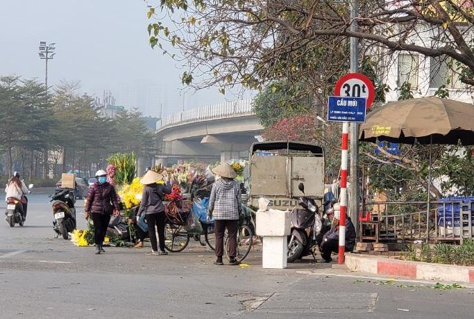 Hàng rong tụ tập tràn lan trên Cầu Mới.