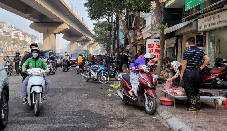 Lòng đường, vỉa hè phố Cầu Mới bị chiếm dụng làm nơi họp chợ.