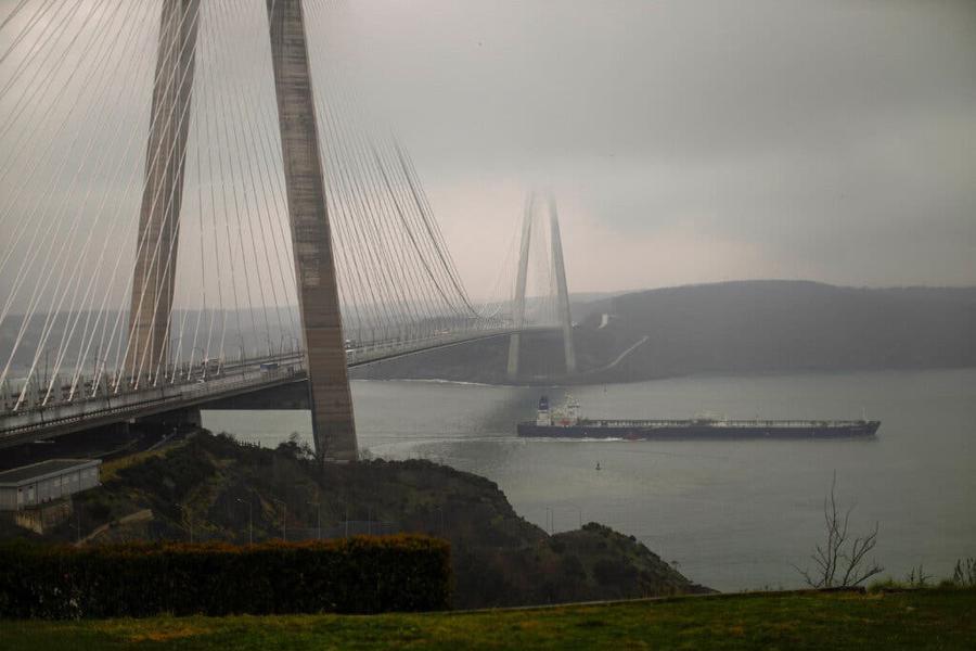 Một con tàu chở dầu đi qua Istanbul vào ngày 1/3 sau khi rời cảng Novorossiysk của Nga nằm tại Biển Đen. (Ảnh: Francisco Seco/AP).