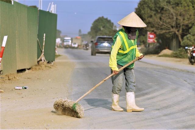 Tại các vị trí giao cắt tuyến cao tốc đi qua, đơn vị thi công cắt cử người dọn, xử lý bụi, môi trường.