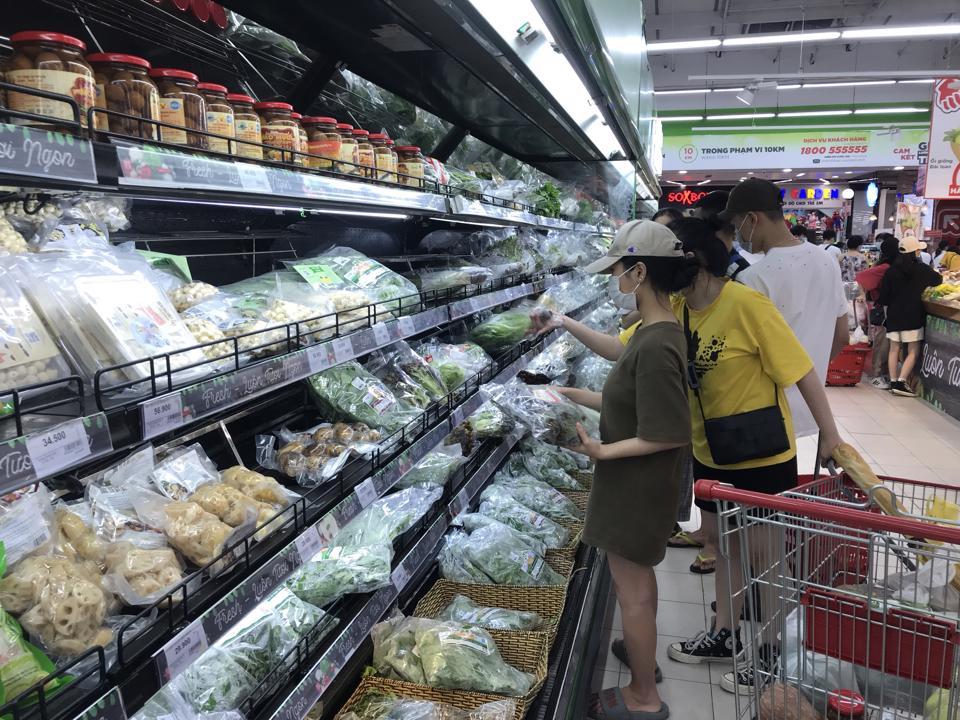 Người tiêu dùng mua hải sản tại siêu thị Big C Thăng Long, Hà Nội. Ảnh: Phạm Hùng