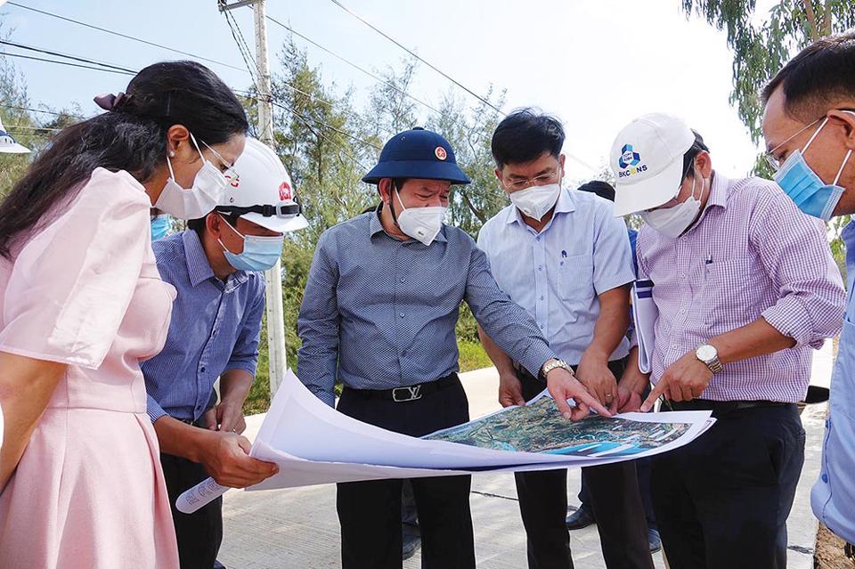 Chủ tịch UBND tỉnh Quảng Ngãi Đặng Văn Minh trong một chuyến kiểm tra điều chỉnh quy hoạch tuyến Dung Quất - Sa Huỳnh giai đoạn II.