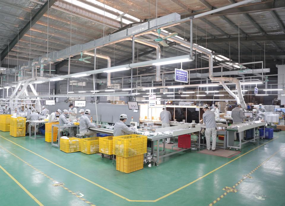 Phân xưởng lắp ráp đèn Led hiện đại của Công ty CP Bóng đèn phích nước Rạng Đông. Ảnh: Thùy Linh