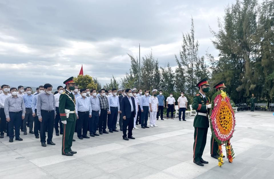 Thủ tướng Phạm Minh Chính cùng đoàn công tác dâng hương, hoa tại Khu tưởng niệm Chiến sĩ Gạc Ma. (Ảnh: Trung Vũ).