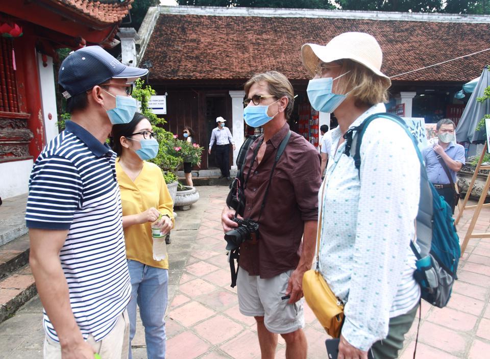 Du khách quốc tế tham quan Khu di tích Văn Miếu - Quốc Tử Giám. Ảnh: Công Hùng