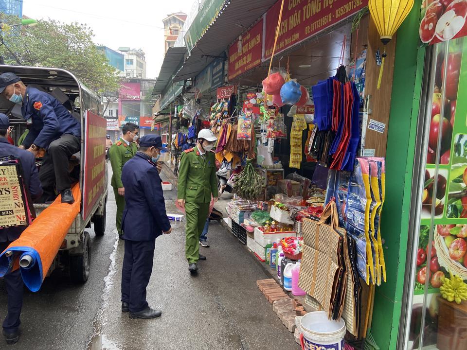 Công an phường Thành Công kiểm tra, nhắc nhở các hộ kinh doanh chấp hành nghiêm quy định về quản lý lòng đường, vỉa hè.