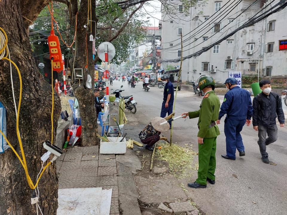 Lực lượng chức năng phường Trung Văn kiểm tra, xử lý các hộ kinh doanh lấn chiếm lòng đường, vỉa hè làm nơi kinh doanh.