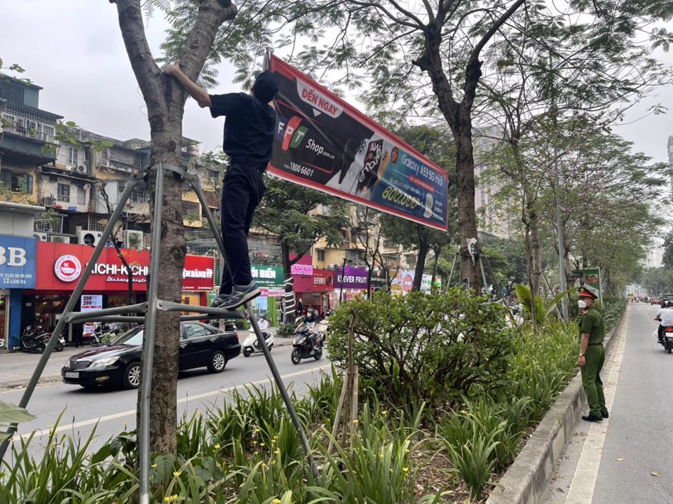 Công an phường Thành Công xử lý biển hiệu, biển quảng cáo sai quy định.  