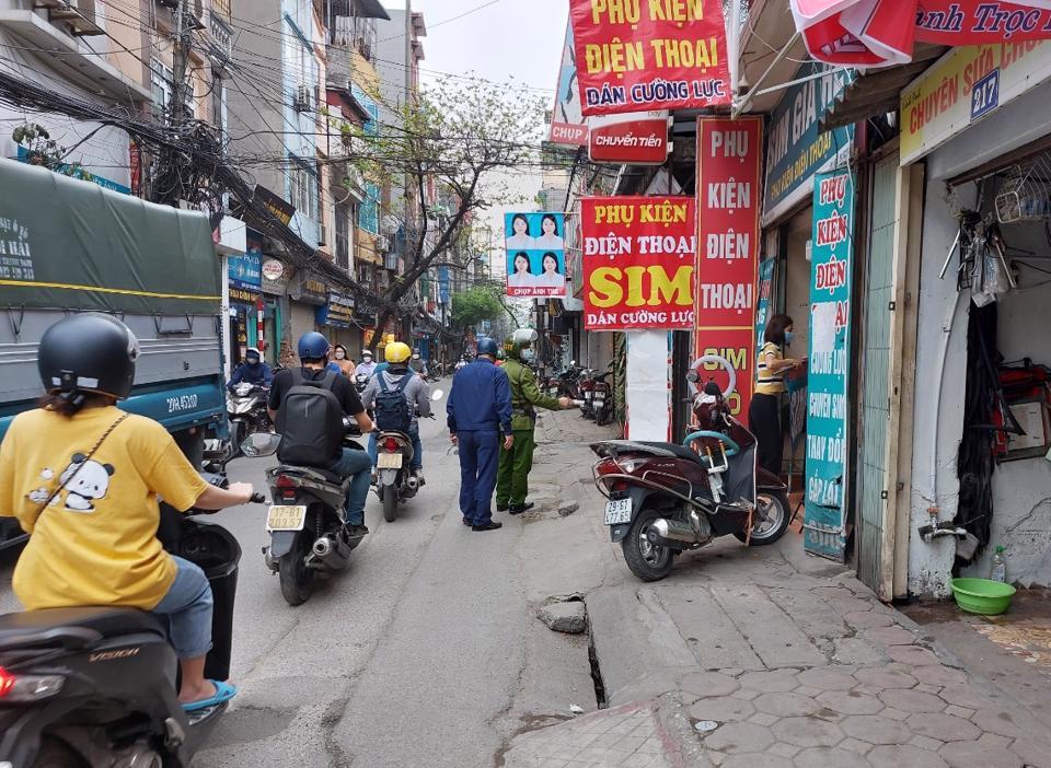 Lực lượng chức năng phường Trung Văn kiểm tra, xử lý các trường hợp dựng biển hiệu, biển quảng cáo sai quy định.