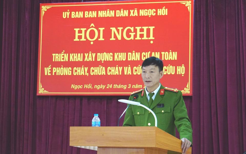 Thượng tá Lã Văn Tuyên, Phó trưởng Công an huyện Thanh Trì phát biểu tại hội nghị.